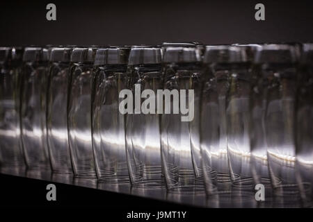 Rangée de verres vides sur une étagère en bar Banque D'Images