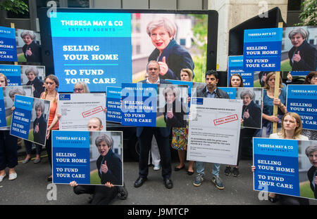 Les partisans des libéraux démocrates contenir jusqu'des pancartes comme agent immobilier conseils. "Vendre votre maison pour financer vos soins', une référence à Theresa May's 'dementia t'. Banque D'Images