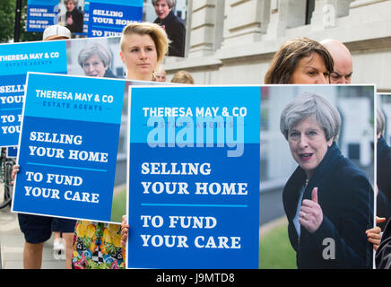 Les partisans des libéraux démocrates contenir jusqu'des pancartes comme agent immobilier conseils. "Vendre votre maison pour financer vos soins', une référence à Theresa May's 'dementia t'. Banque D'Images