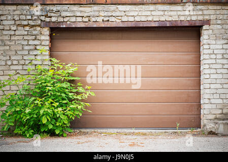 Planche en bois, porte de garage grunge sale brick wall Banque D'Images