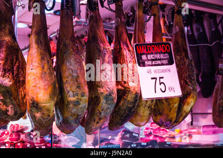 L'immense marché de la Boqueria est célèbre pour son Jambon Iberico, sans doute le meilleur jambon du monde de dégustation, du nom d'un porc ibérique noir. Banque D'Images