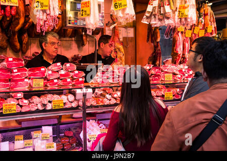 L'immense marché de la Boqueria est célèbre pour son Jambon Iberico, sans doute le meilleur jambon du monde de dégustation, du nom d'un porc ibérique noir. Banque D'Images