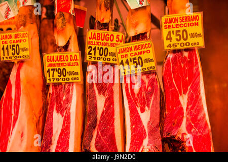 L'immense marché de la Boqueria est célèbre pour son Jambon Iberico, sans doute le meilleur jambon du monde de dégustation, du nom d'un porc ibérique noir. Banque D'Images