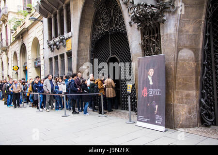 Il n'y a habituellement une foule impatiente d'entrer dans Palau Guell, un manoir conçu par l'architecte Antoni Gaudi en 1886-1888, à Barcelone, Espagne Banque D'Images