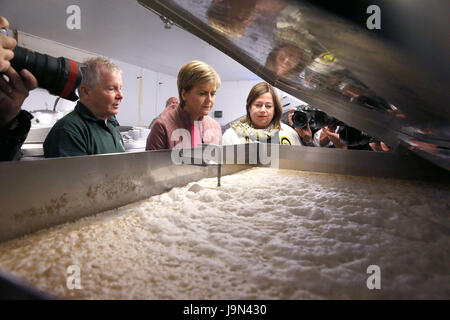 Premier ministre Nicola Sturgeon et candidat local Kirsten Oswald (à droite) sont indiqués les cuves de fermentation par propriétaire Derek Moore, lors d'une visite à la brasserie de Kelburn, à Barrhead, East Renfrewshire, tandis que sur la campagne électorale générale trail. Banque D'Images