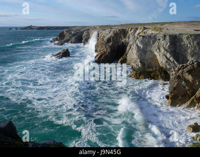 Forte houle, marée montante sur la côte sauvage de la presqu'île de Quiberon (Morbihan, Bretagne, France). Banque D'Images