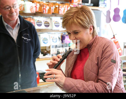 Premier ministre Nicola Sturgeon tente un enregistreur pendant que sur la campagne électorale générale trail à Paisley. Banque D'Images