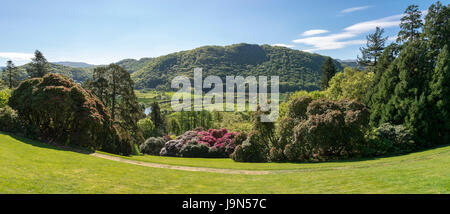 Vue de l'Afon de Dwyryd Plas Tan y Bwlch Maentwrog gardens près de Snowdonia, dans le Nord du Pays de Galles, Royaume-Uni. Banque D'Images