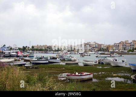 Espagne Costa de la Luz Isla Canela et moral Cristina smallcraft l'industrie de pêche bateaux dans l'estuaire Banque D'Images