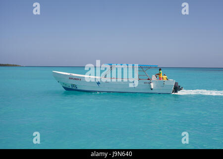Approche par bateau la belle île de Sanoa avec ses eaux bleu azur, République Dominicaine Banque D'Images