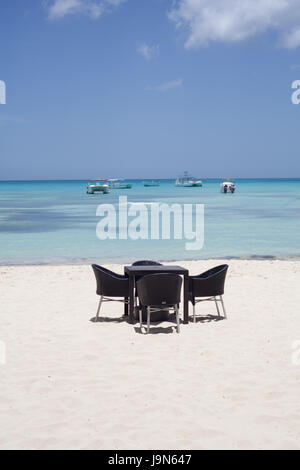 Table et chaises sur une plage magnifique sur l'Île de Sanoa avec son sable blanc et des eaux bleu azur, la République Dominicaine Banque D'Images