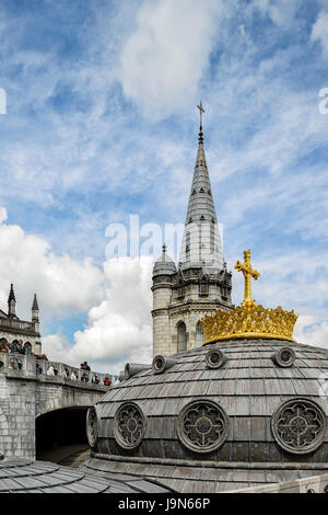 Notre Dame du Rosaire de Lourdes, la couronne dorée et croix de la Basilique de Notre-Dame du Rosaire Pyrénées, France Banque D'Images