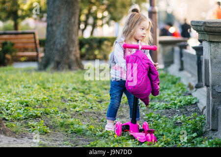 Petite fille qui marche dans le parc Banque D'Images