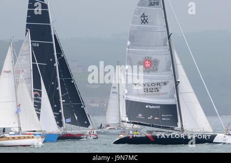 AJAXNETPHOTO. 29MAI 2017. PLYMOUTH, en Angleterre. - TRANSAT - DÉBUT DE LA TWOSTAR OSTAR ET COURSES DANS LE SON. PHOTO:TONY CARNEY/AJAX REF : CT172905 122 Banque D'Images