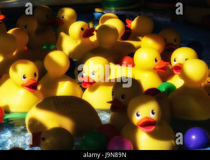 Canard en caoutchouc sur le jeu à mi-chemin d'un county fair. Banque D'Images