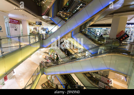 JAKARTA, INDONÉSIE - 30 MAI 2017 : Les gens utilisent l'escalator dans un centre commercial de luxe à Jakarta en Indonésie capitale. Banque D'Images