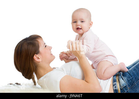 Maman Et Bebe Positive Jeune Mere Joue Avec Sa Petite Fille Photo Stock Alamy