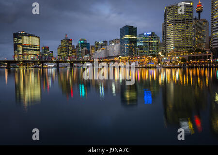 Darling Harbour, de Cockle Bay au crépuscule. Sydney, NSW, Australie. Banque D'Images