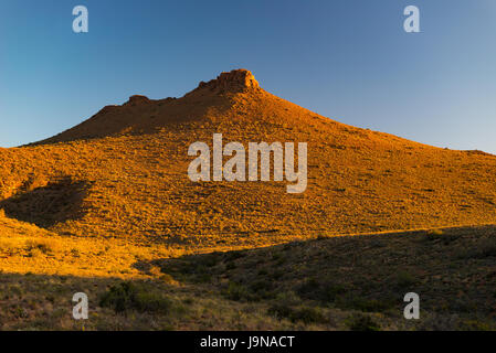 Au paysage majestueux Parc national du Karoo, Afrique du Sud. Tableau panoramique les montagnes, les canyons et les falaises au coucher du soleil. Aventure et d'exploration en Afrique, su Banque D'Images