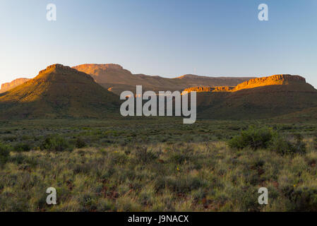 Au paysage majestueux Parc national du Karoo, Afrique du Sud. Tableau panoramique les montagnes, les canyons et les falaises au coucher du soleil. Aventure et d'exploration en Afrique, su Banque D'Images