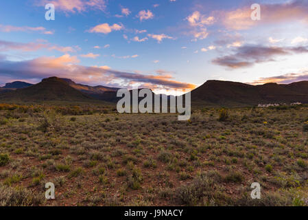 Au paysage majestueux Parc national du Karoo, Afrique du Sud. Tableau panoramique les montagnes, les canyons et les falaises au coucher du soleil. Aventure et d'exploration en Afrique, su Banque D'Images