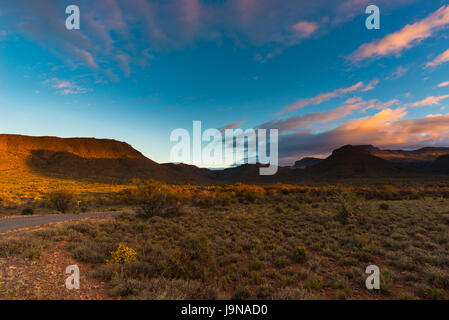 Au paysage majestueux Parc national du Karoo, Afrique du Sud. Tableau panoramique les montagnes, les canyons et les falaises au coucher du soleil. Aventure et d'exploration en Afrique, su Banque D'Images