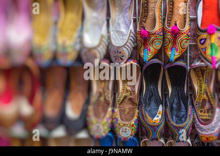 Des chaussures dans le style arabe, marché de Dubaï Banque D'Images