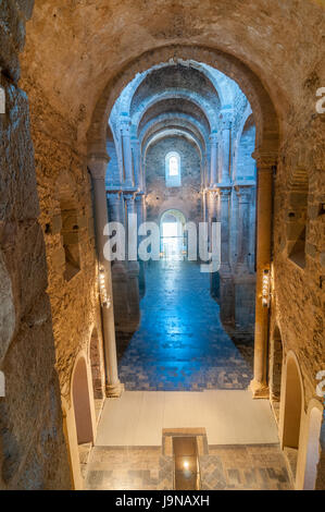 Vew intérieur de l'église de Sant Pere de Rodes, Gérone, Catalogne Banque D'Images