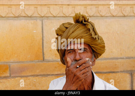 Portrait d'un vieux villageois avec la peau foncé froissé fumeurs de cigarettes traditionnelles bidi Banque D'Images