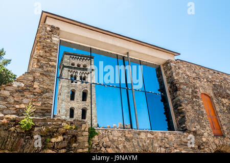 Beffroi reflète dans la vitre du bâtiment d'accès, Sant Pere de Rodes, Gérone, Catalogne Banque D'Images