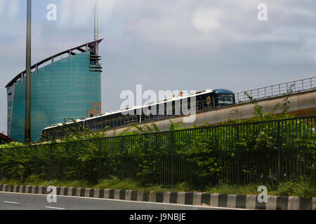 Gurgaon métro rapide passant sur la route survole la piste de pont Banque D'Images