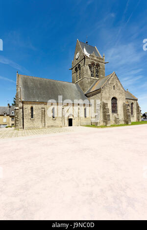 Paratrooper accroché sur le toit de l'église de Sainte-Mère-Eglise en Normandie, France. Banque D'Images