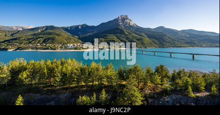 Vue d'été du lac de Serre-Ponçon à Savines-le-Lac et le Grand Morgon pic de montagne. Alpes, France Banque D'Images