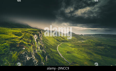 Des pluies dramatique nuages sur Highlands écossais dans l'île de Skye Banque D'Images