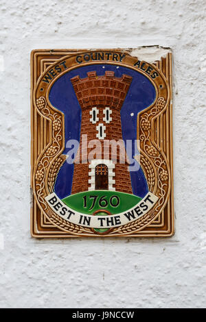 Plaquette publicitaire pour les pays de l'Ouest bières sur un mur en Brockweir pub, forêt de Dean, Gloucestershire Banque D'Images