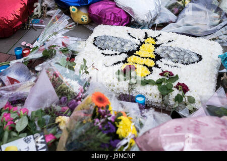 Manchester UK. 3e juin 2017. Déménagement à fleurs les 22 personnes tuées dans l'attaque terroriste à l'Ariana Grande concert à l'Arena de Manchester, Banque D'Images