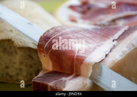 Célèbre jambon sec italien appelé jambon de parme découpé à la main Banque D'Images