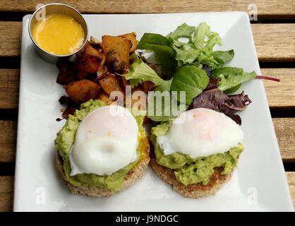 Œufs pochés avec avocat répartis sur toast multicéréales Banque D'Images