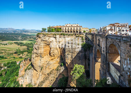 Puente Nuevo (Pont Neuf) au cours de la gorge El Tajo de la rivière à Ronda rio Guadalevin, Andalousie, Espagne, Europe Banque D'Images