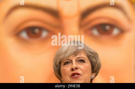 Premier ministre Theresa peut parle lors de sa visite au temple hindou, temple BAPS Shri Swaminarayan Mandir, à Neasden, Londres. Banque D'Images