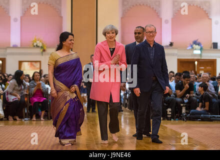 Premier ministre Theresa Mai et son mari Philip lors d'une visite au temple hindou, temple BAPS Shri Swaminarayan Mandir, à Neasden, Londres. Banque D'Images