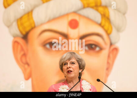 Premier ministre Theresa peut parle lors de sa visite au temple hindou, temple BAPS Shri Swaminarayan Mandir, à Neasden, Londres. Banque D'Images