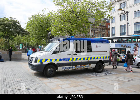 Fourgon de police dans le centre-ville de Manchester Banque D'Images