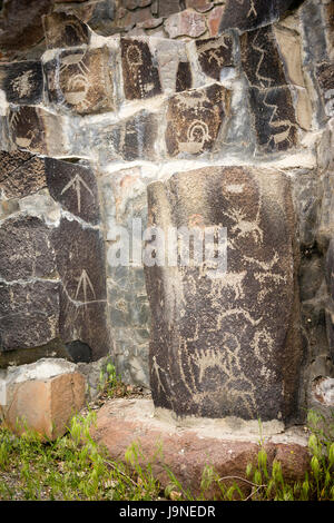 Dessins rock primitif des centaines d'années nous appelons pétroglyphes Banque D'Images