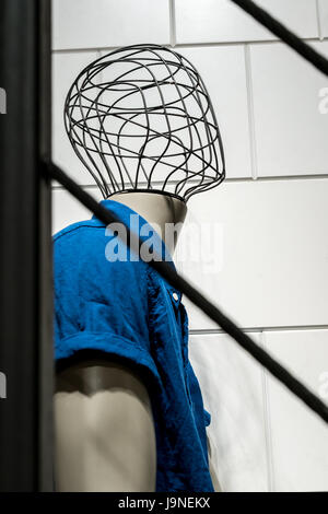 À l'intérieur. La câblage portant une chemise flou assis sur l'échelle. Banque D'Images