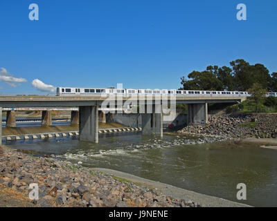 BART, Bay Area Rapid Transit, train sur Alameda Creek, Californie Banque D'Images