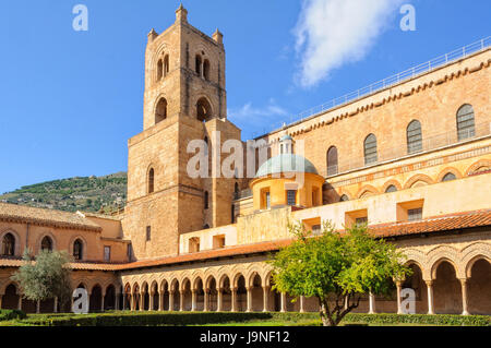 La Cathédrale Métropolitaine comme vu du jardin de l'ancienne abbaye bénédictine Banque D'Images