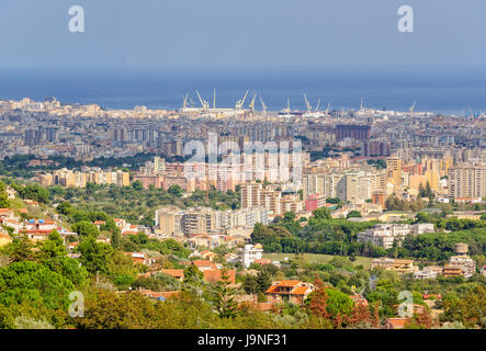 Vue de Palerme à partir de Monreale avec les grues du port dans l'horizon Banque D'Images