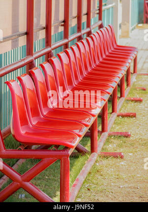 Rangée de chaises rouges sport weiv Banque D'Images