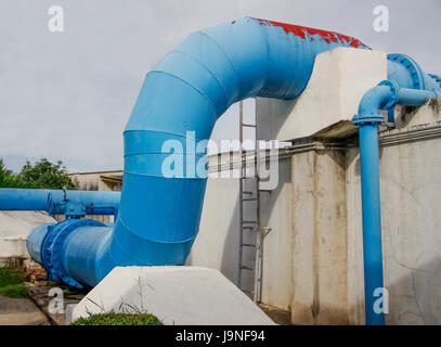 Brides, raccords, valves et tuyaux d'une eau d'irrigation Banque D'Images